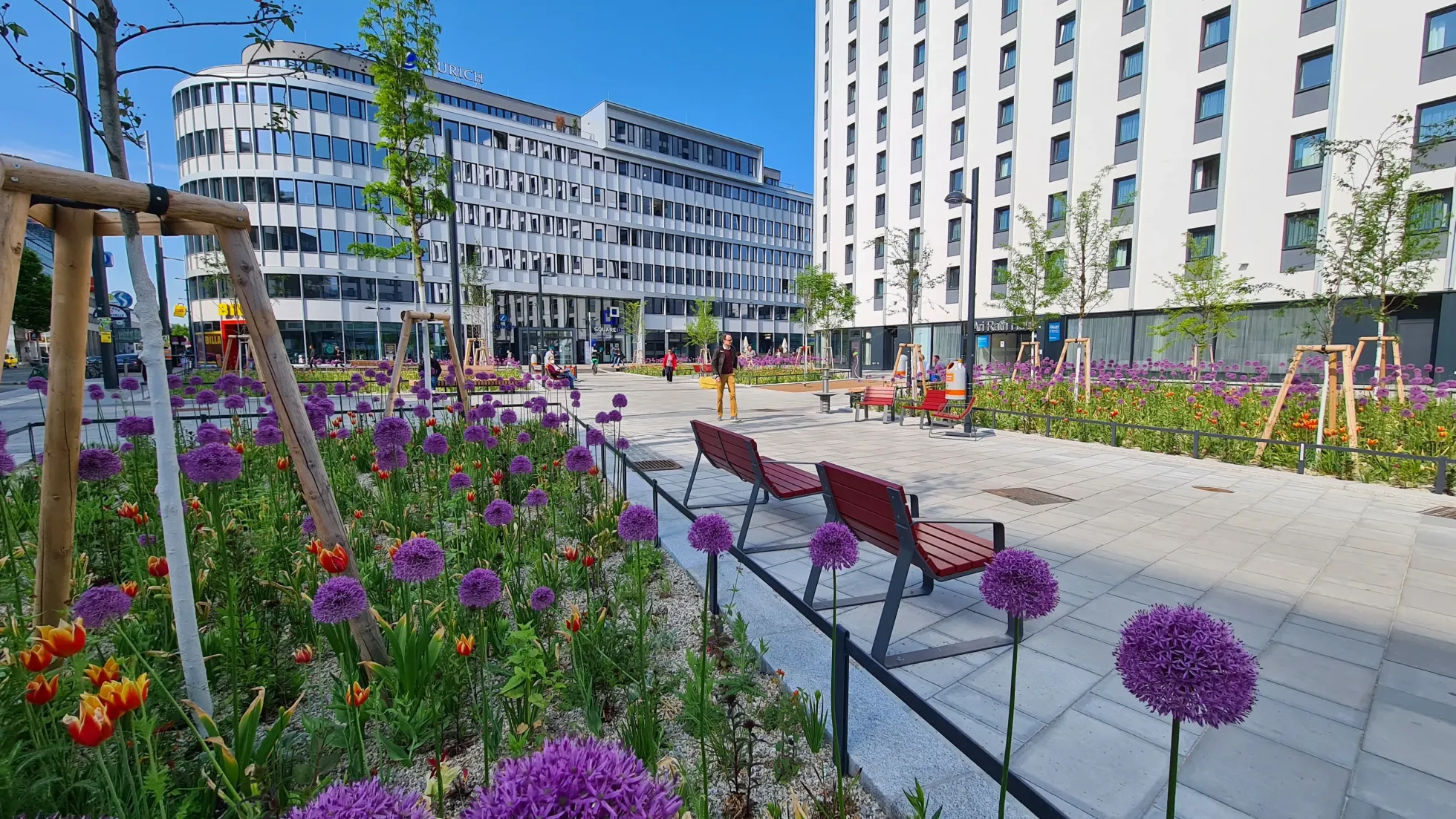 copyright: MA 28/Forster Platz mit Begrünung und Sitzgelegenheiten