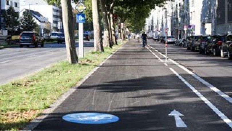 Frisch asphaltierter Radweg in der Wagramerstraße