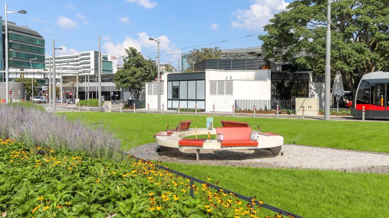 copyright: MA 28/Christian Fürthner Grünfläche mit Sitzgelegenheit und Grünbeet