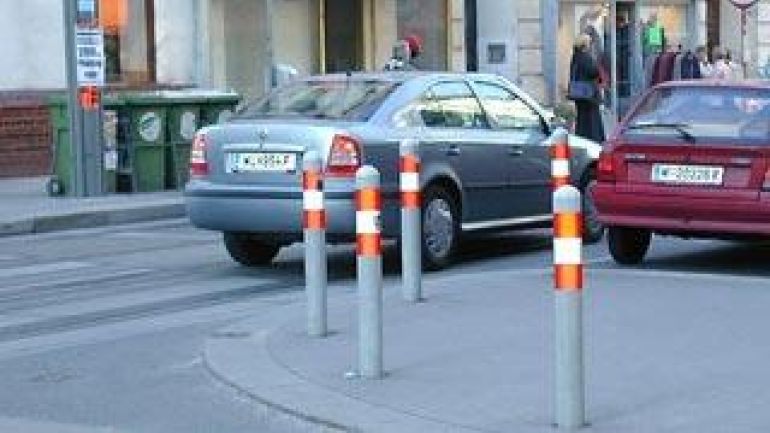 Poller mit rot-weiß-roter Banderole