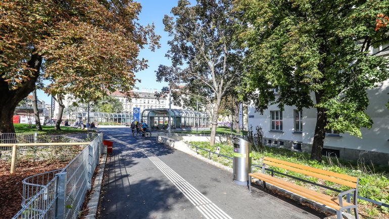 Gehweg mit taktilen Leithilfen