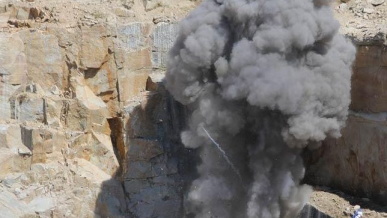 Sprengung im Steinbruch