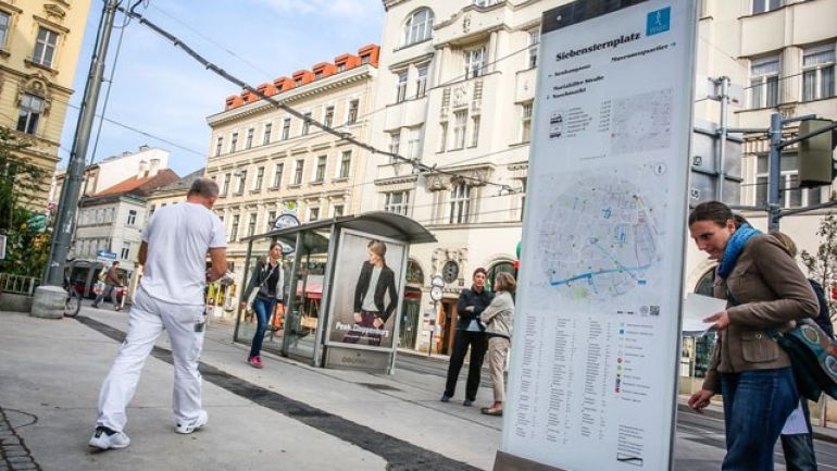 Informations-Stele des Fußgänger*innen-Leitsystems am Siebensternplatz im 7. Bezirk
