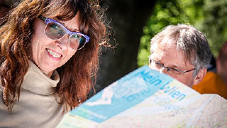 Frau mit der Fußwegekarte für Wien