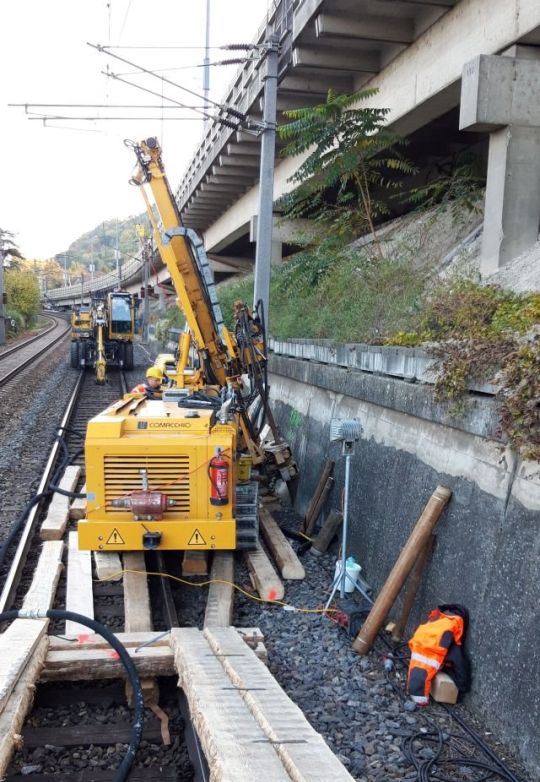 Grundbau-Baustelle mit großem Spezial-Fahrzeug