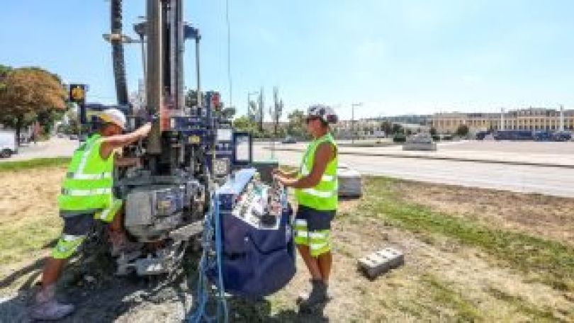 copyright: Christian Fürthner Mitarbeiter des Wiener Grundbaus mit Tiefenbohr-Gerät