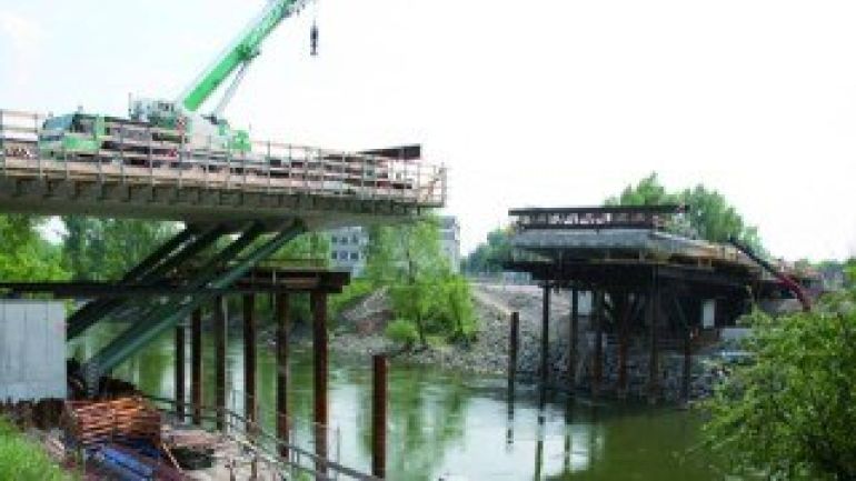 Bau der Seitenhafenbrücke von beiden Uferseiten