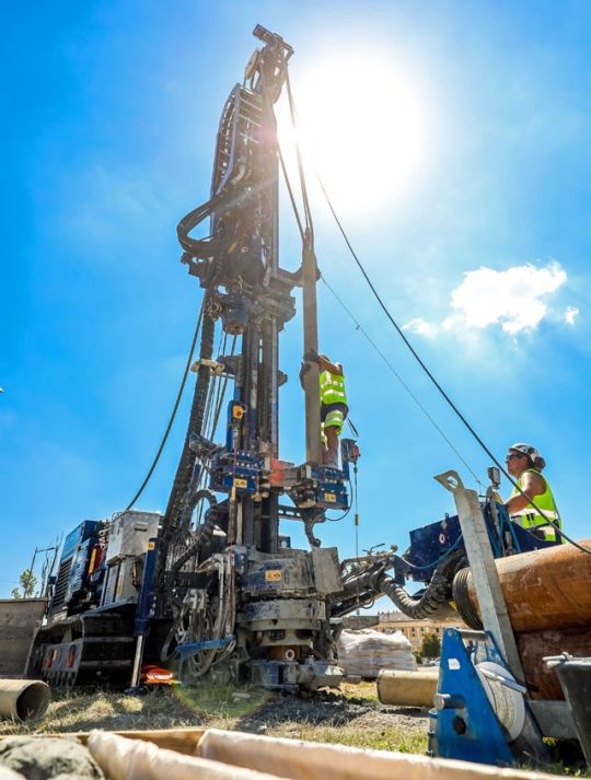 2 Mitarbeiter arbeiten an einem Probebohrgerät