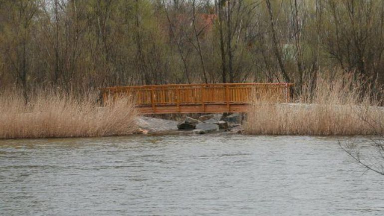 Holzbrücke bei einen See
