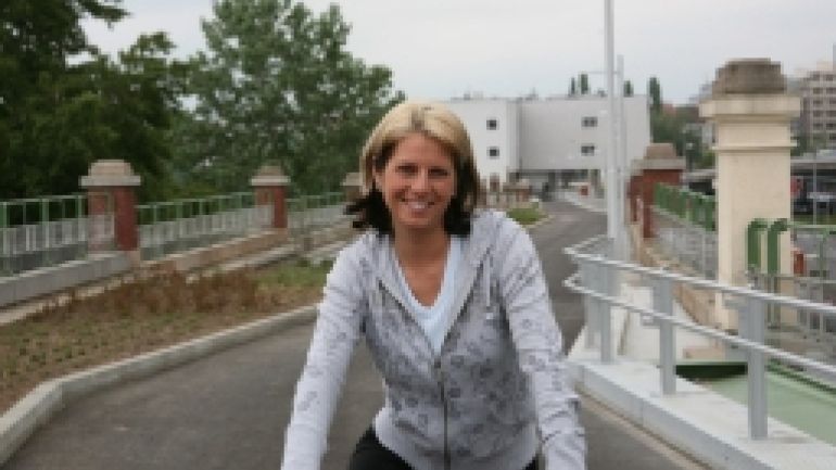 copyright: Kurt Wurscher - MA 29 Junge Radfahrerin auf dem Radweg bei den Stadtbahnbögen Spittelau