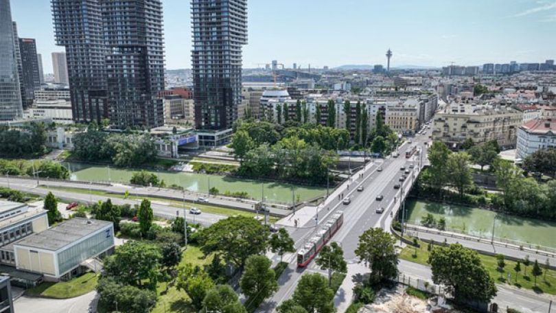 Visualisierung der Wiener Skyline, davor eine Brücke über den Donaukanal