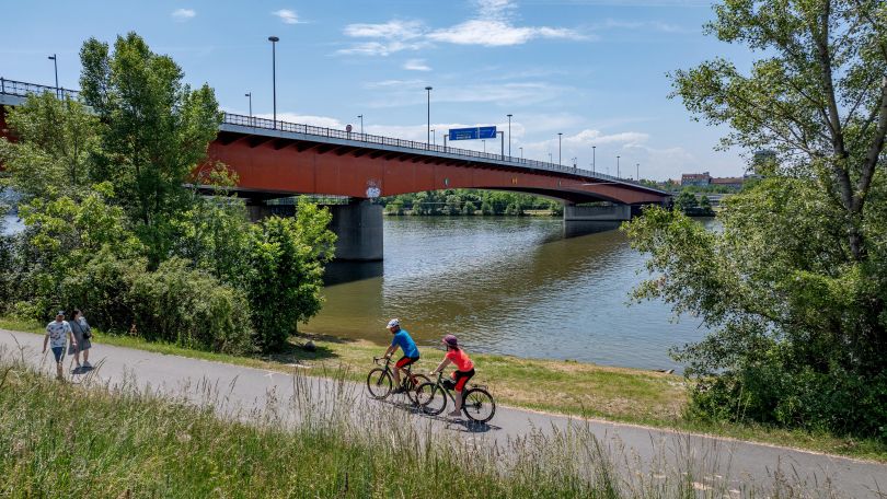 copyright: Stadt Wien / Gerd Götzenbrucker Radfahrer vor Brücke