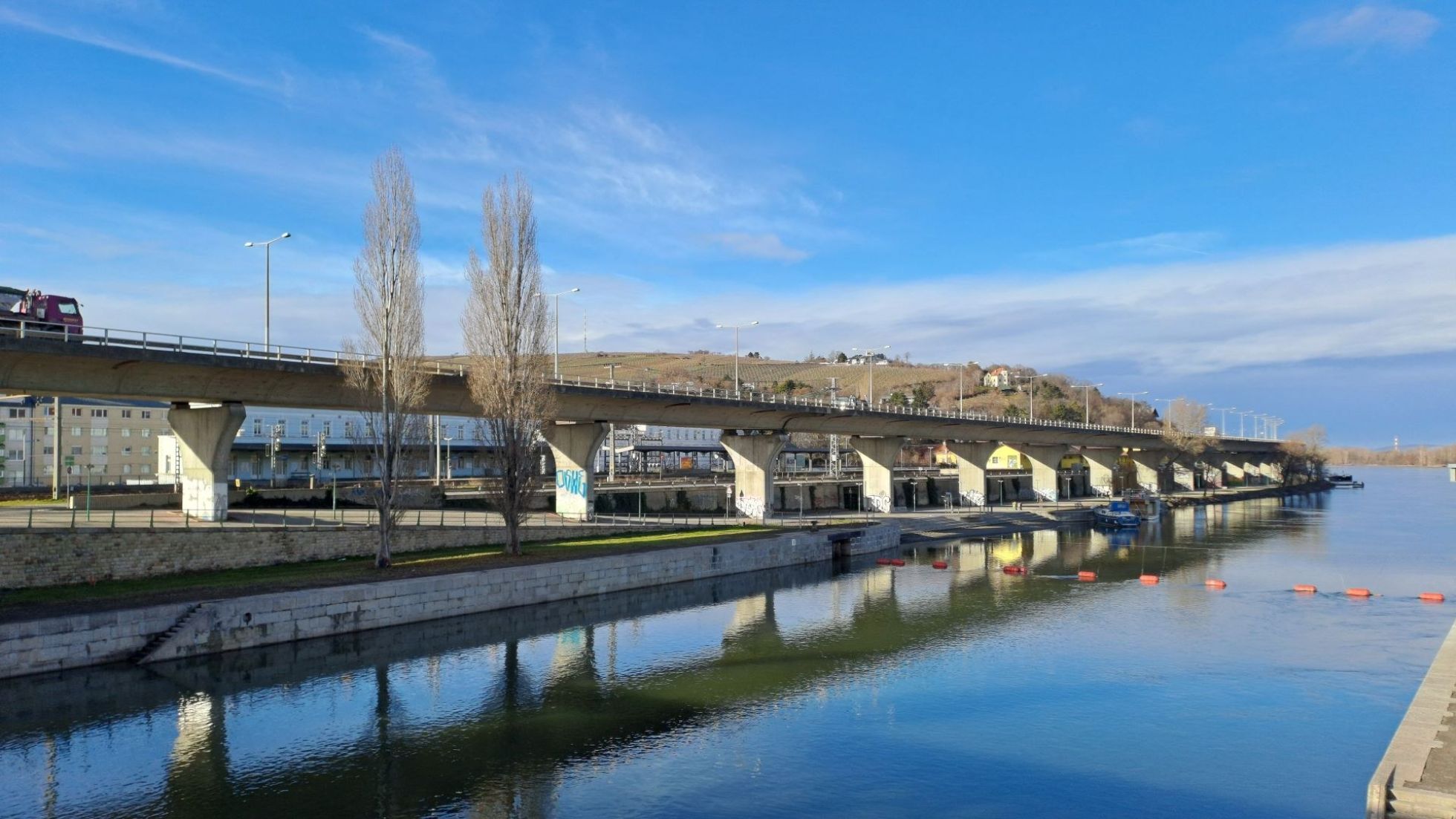copyright: Stadt Wien - Brückenbau und Grundbau Straße auf Pfählen, daneben die Donau