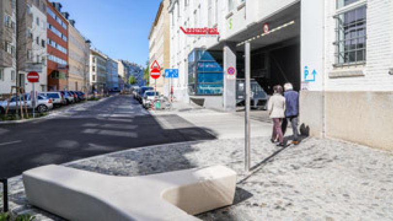 Breiter Gehsteig mit Sitzgelegenheit