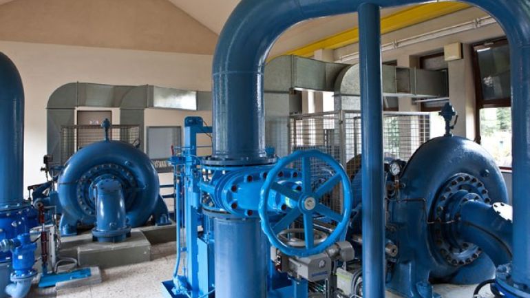 Blaue Spiralturbinen mit Generatoren