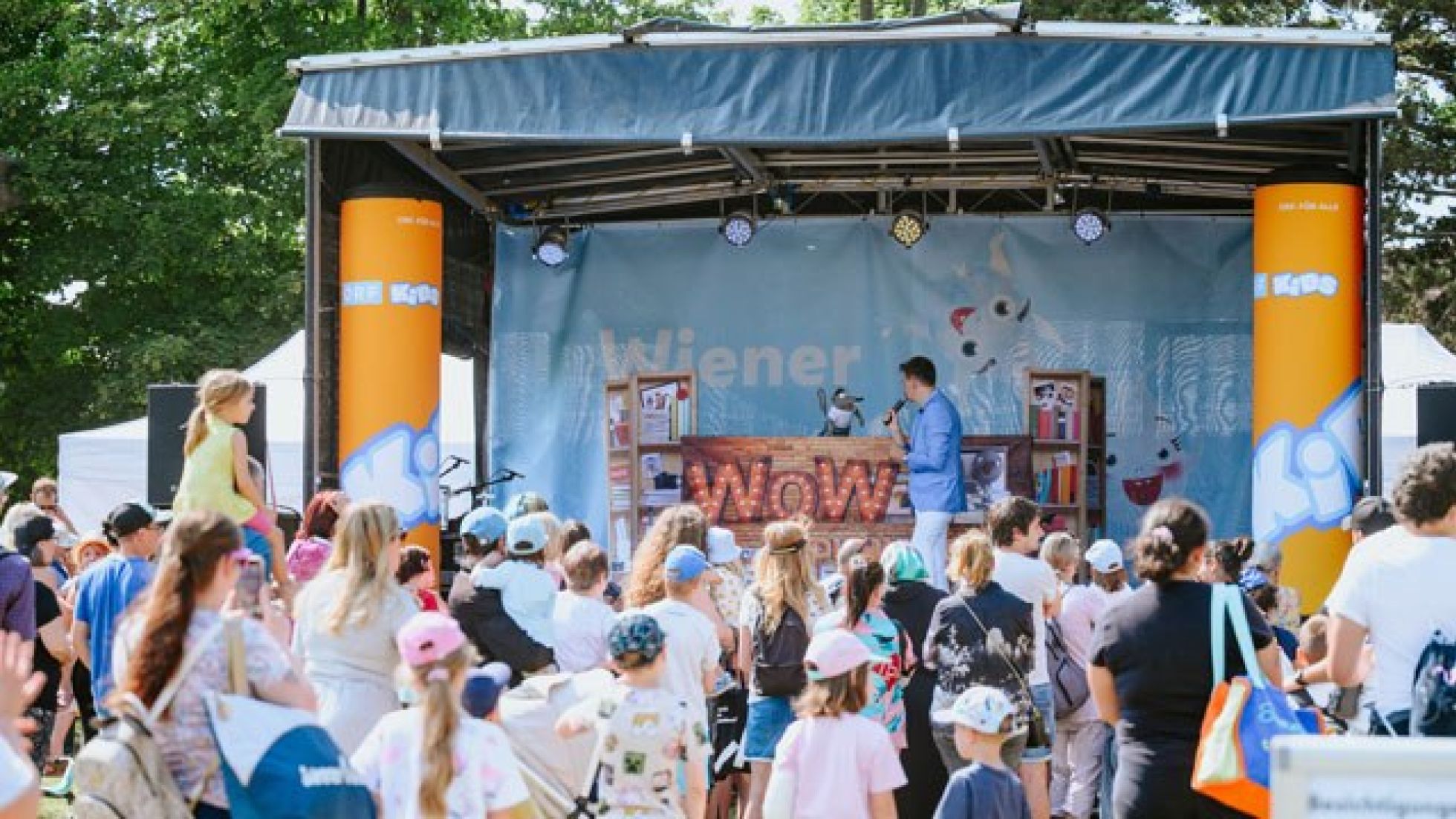 Vor der Bühne tanzen viele Kinder