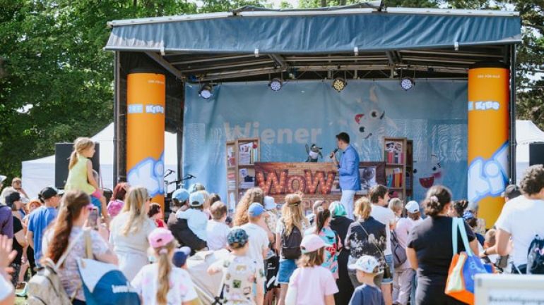 Vor der Bühne tanzen viele Kinder
