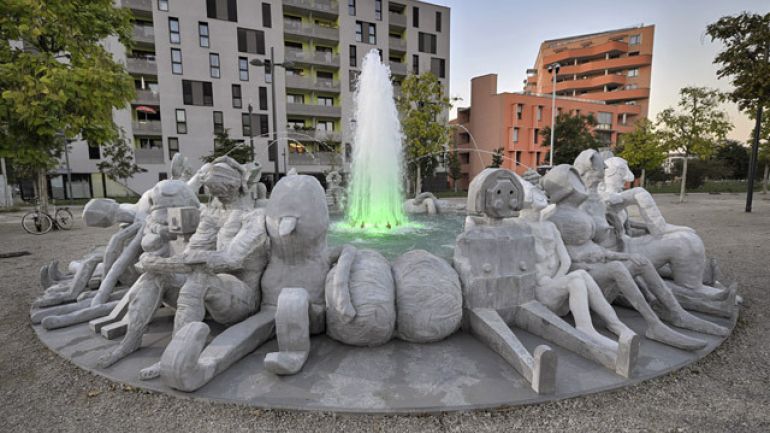 Brunnen mit verschiedenen Figuren und Wasserfontäne