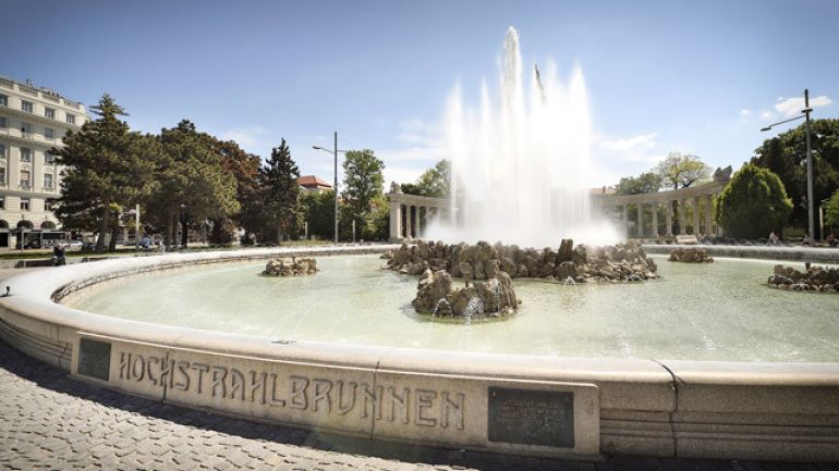 Großes Brunnenbecken mit Fontäne in der Mitte