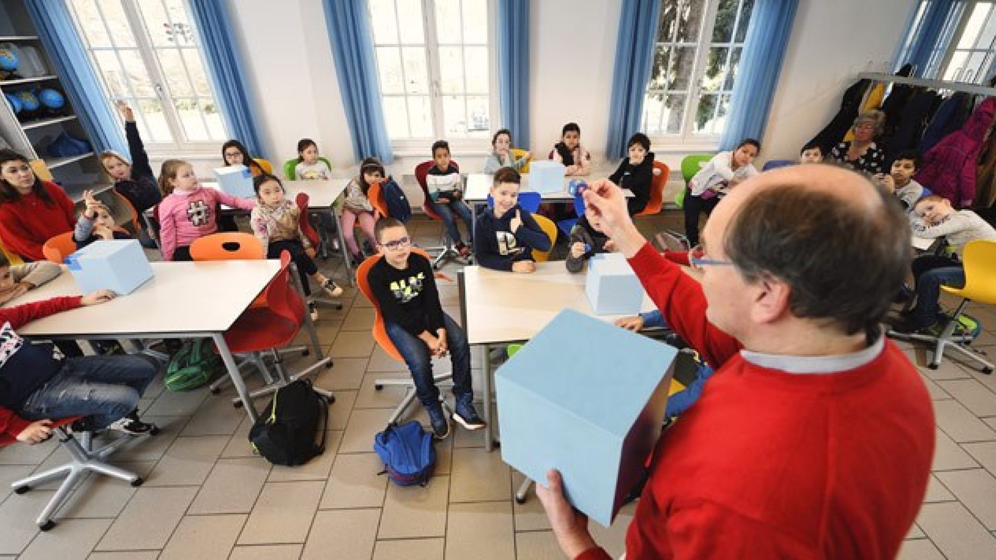 Lehrer steht vor einer Schulklasse