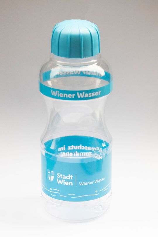 Durchsichtige Trinkflasche mit hellblauem Aufdruck