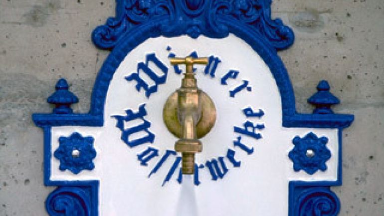 Bassena mit Schriftzug "Wiener Wasserwerke"