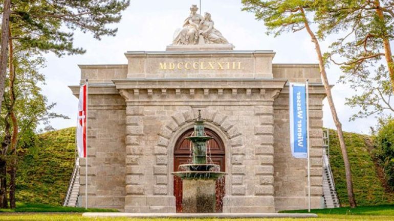 Vor dem Wasserbehälter Rosenhügel steht ein Springbrunnen und es wehen 2 Fahnen der Stadt Wien und von Wiener Wasser.