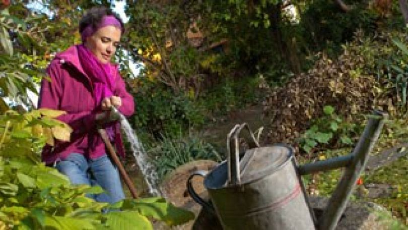 copyright: Christian Houdek - Wiener Wasserwerke Eine Frau dreht eine Gartenleitung ab.