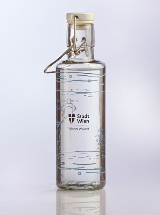 copyright: Wiener Wasser/Zinner Verschließbare Glasflasche mit Motiv und Aufschrift "Stadt Wien - Wiener Wasser"