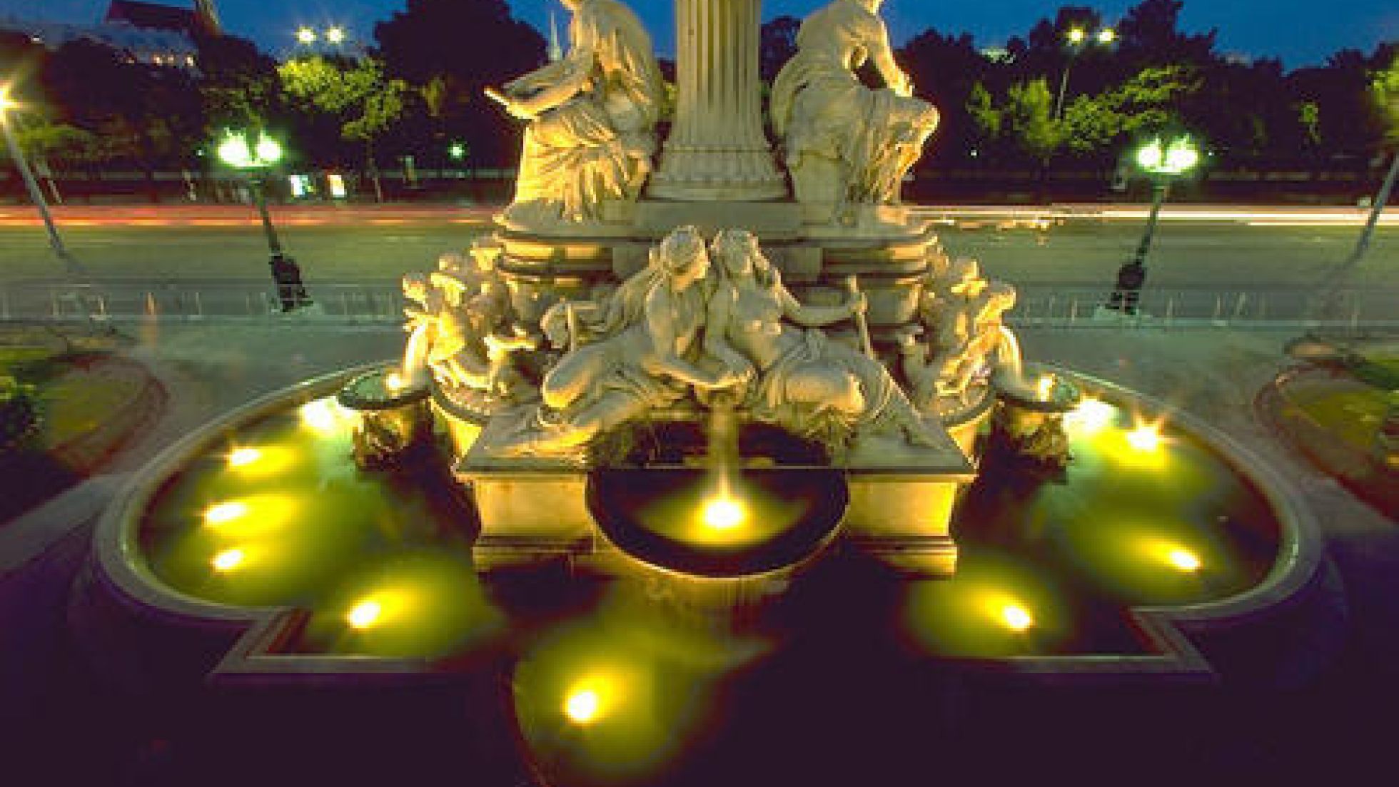 Beleuchteter Brunnen vor dem Parlament bei Nacht