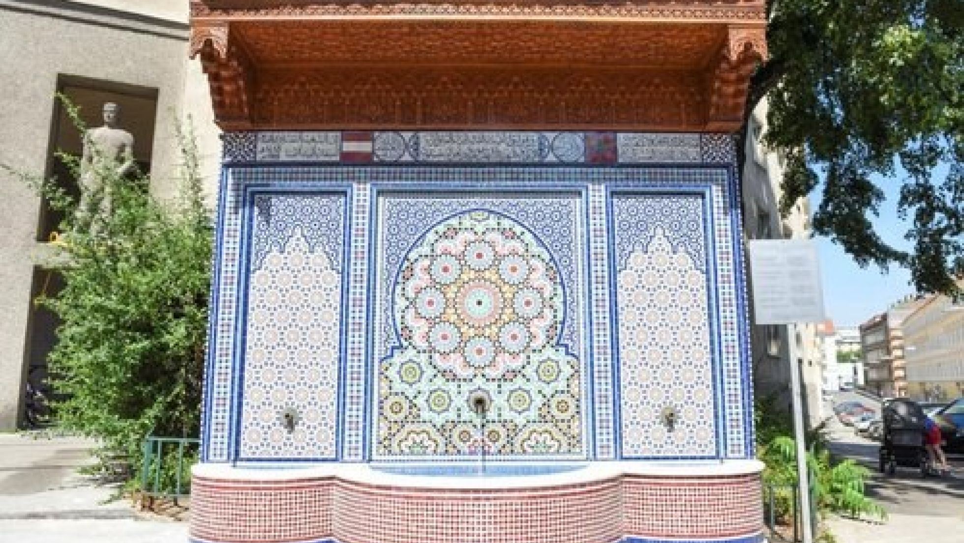 Marokkanerbrunnen mit bunten Fliesen