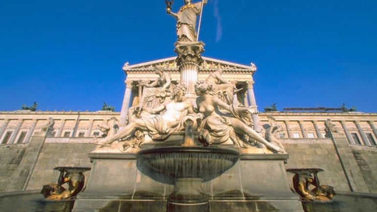 Brunnen mit Figur Pallas Athene