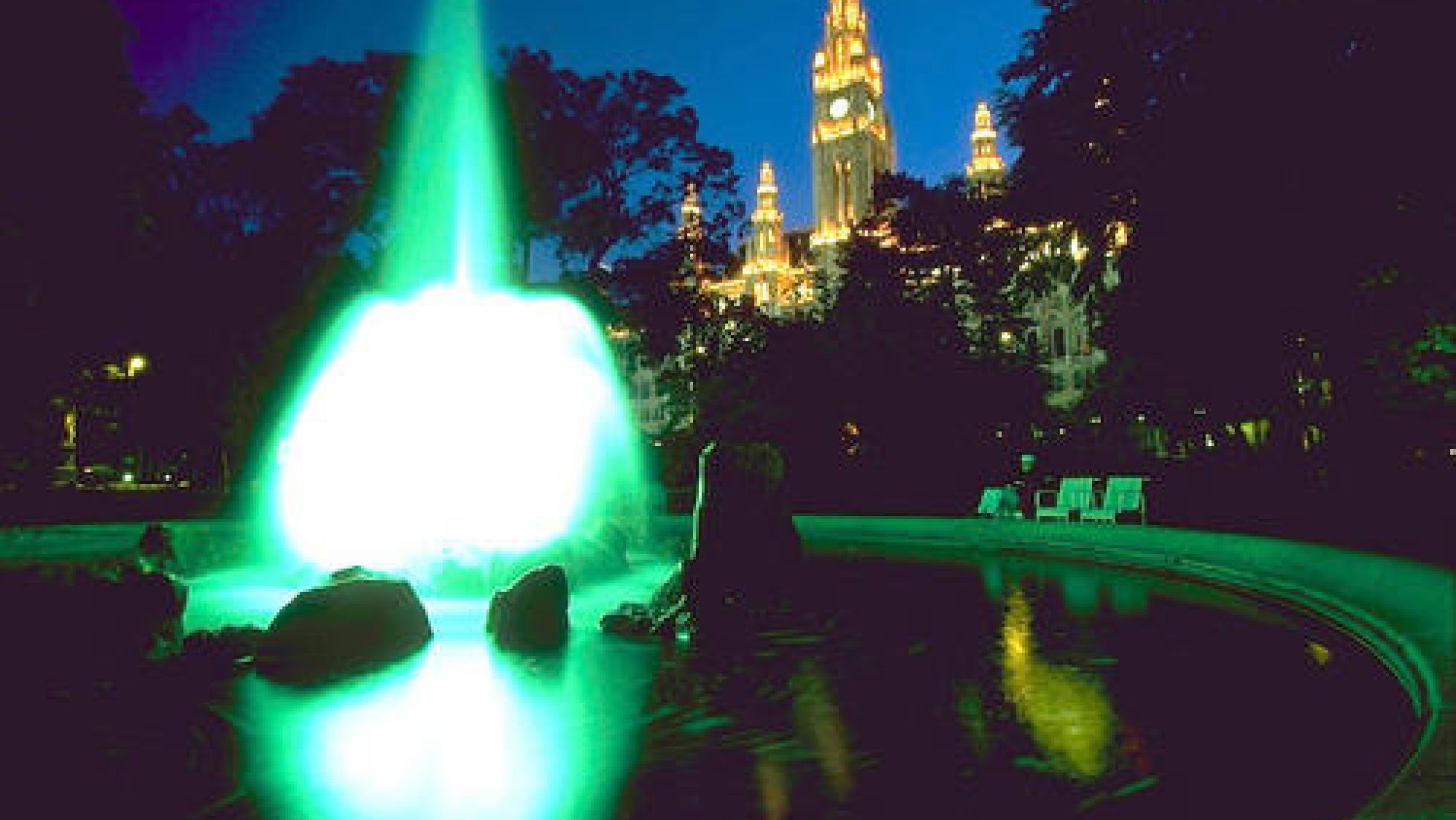 Brunnen im Rathauspark bei Nacht, beleuchtetes Wiener Rathaus