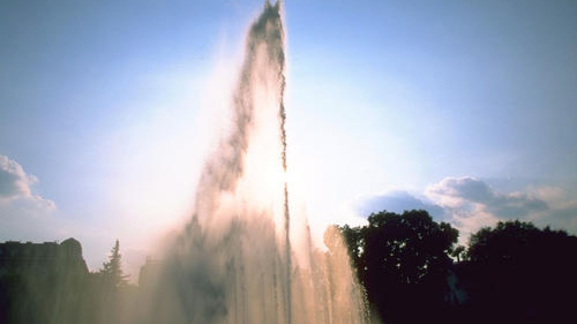 Die Fontäne des Hochstrahlbrunnens Schwarzenbergplatz