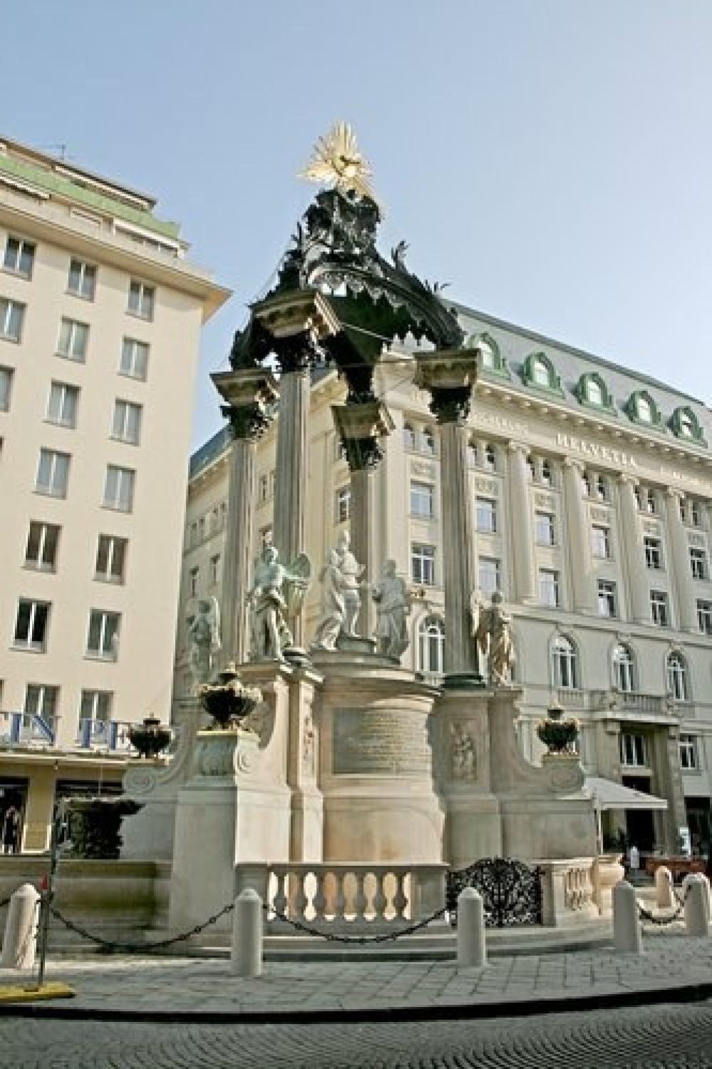 Brunnen mit vier Säulen