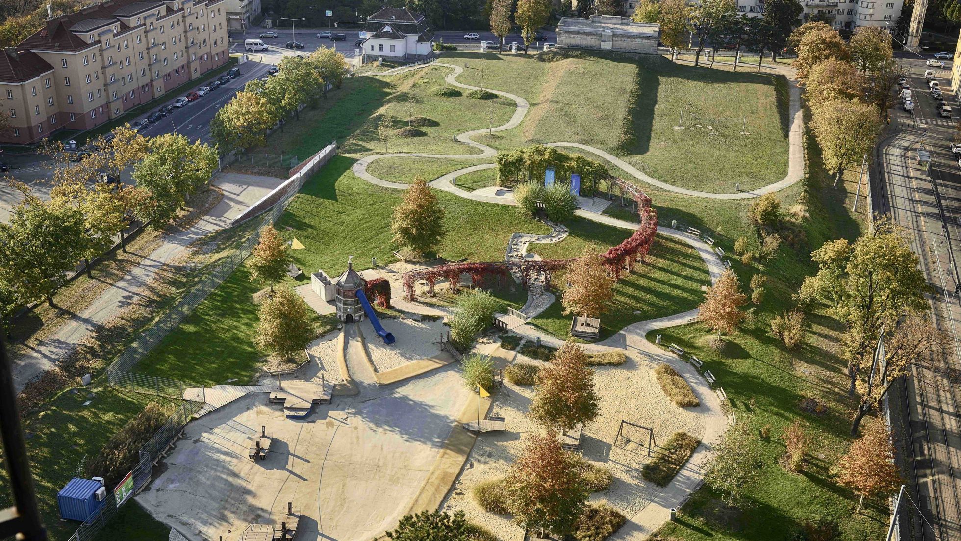 Wasserspielplatz beim Wasserturm Favoriten aus der Vogelperspektive.