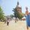 Kinder spielen im Wasser am Wasserspielplatz vor dem Wasserturm Favoriten.