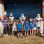 Als Star-Wars-Figuren verkleidete Menschen posieren gemeinsam mit vielen Kindern für ein Foto.
