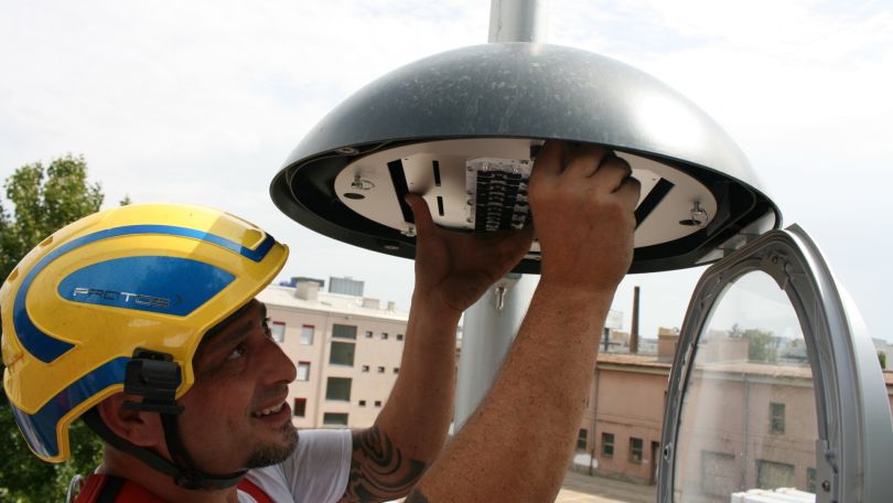 Ein Arbeiter montiert eine LED-Leuchte.