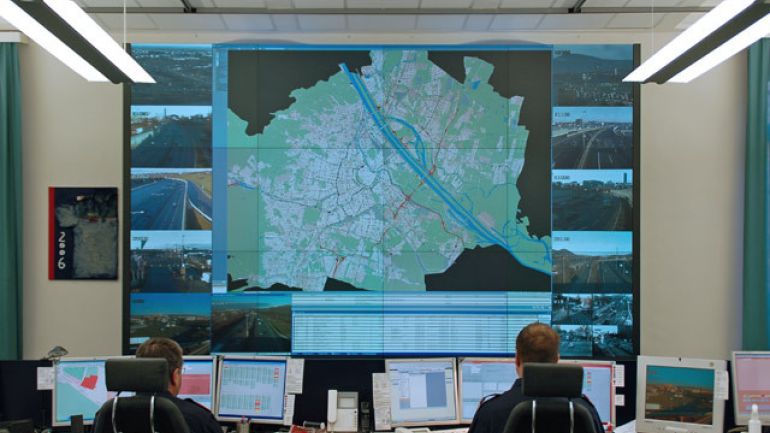 copyright: LPK Wien Zwei sitzende Menschen beobachten einen großen Bildschirm mit einer Karte von Wien