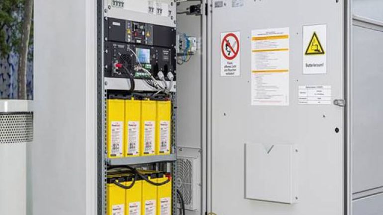 Grauer Kasten im Straßenraum voller Elektronik-Komponenten