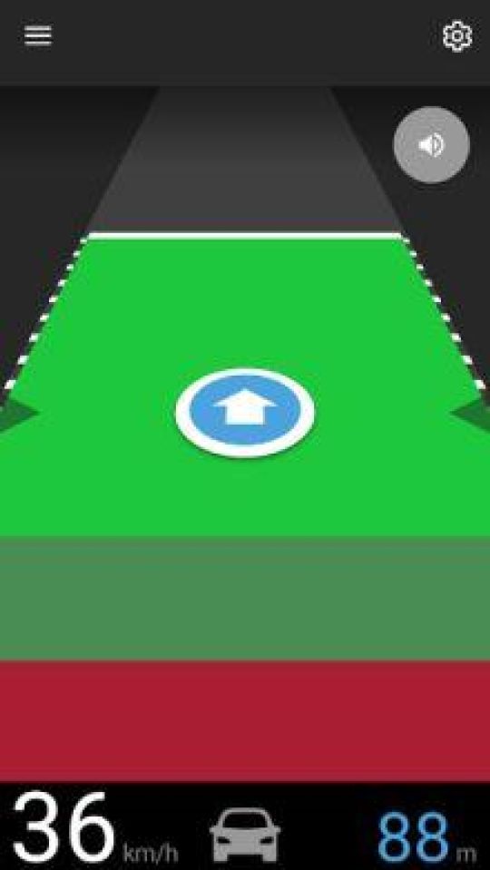 Visualisierung zeigt grüne Fahrbahn mit Pfeil geradeaus