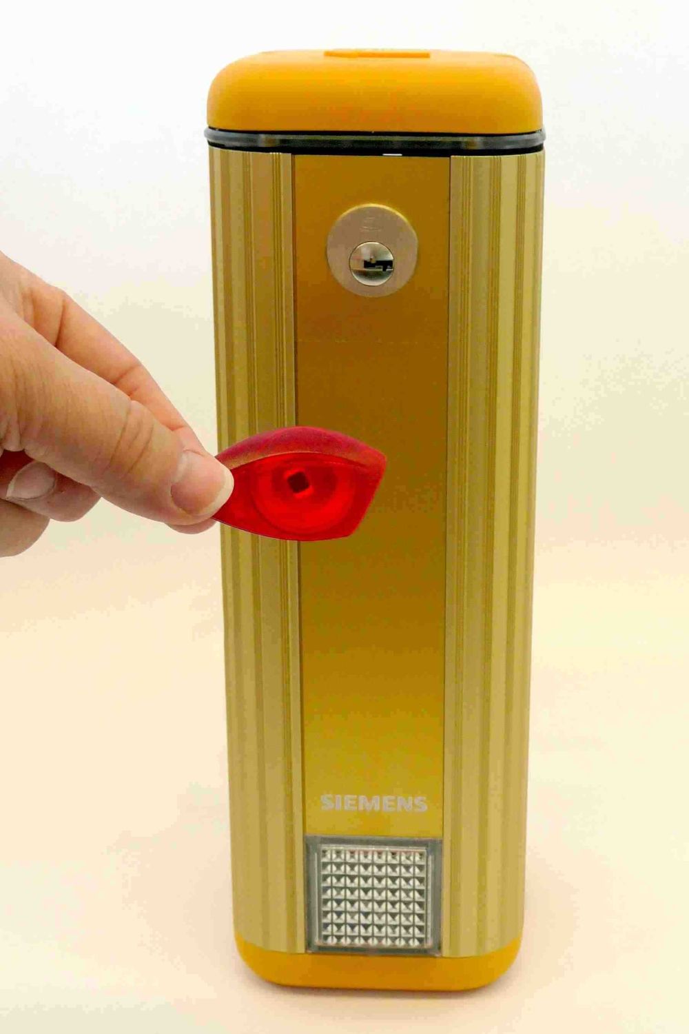 Ampelkästchen, eine Hand hält einen Chip davor