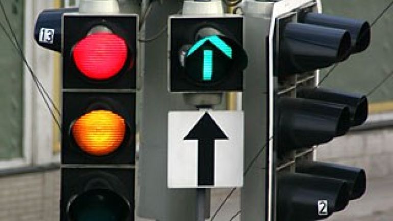 Ampelanlage: Ampel, die von Rot auf Gelb springt, neben Ampel, die Grün für die Geradeausspur anzeigt