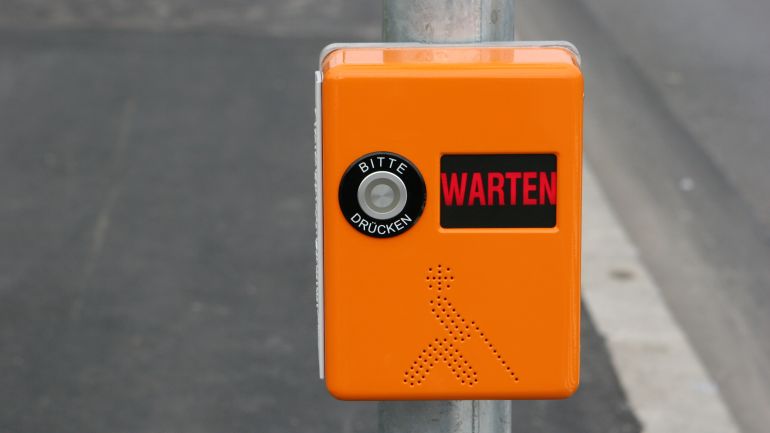 Orangenes Anmeldekästchen an einer Ampel