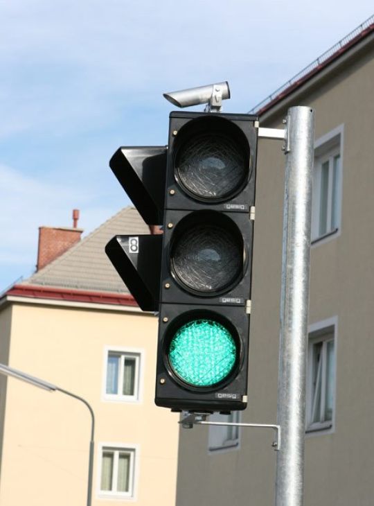 copyright: Wien Leuchtet (MA 33) Kleiner, länglicher Lautsprecher, montiert auf Fußgängerampel