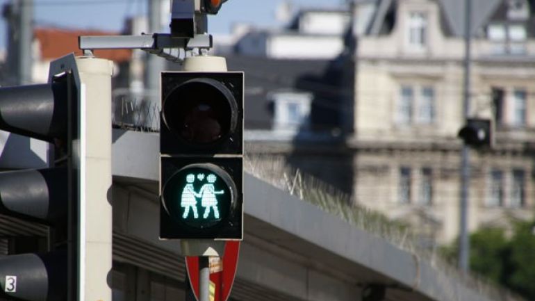 Grüne FußgängerInnen-Ampel mit zwei handhaltenden Frauen und Herz als Symbol