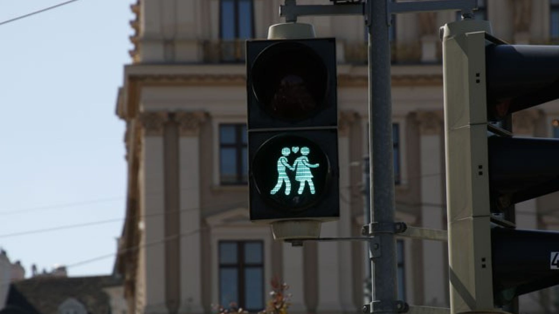 Grüne FußgängerInnen-Ampel mit Frau und Mann und Herz als Symbol