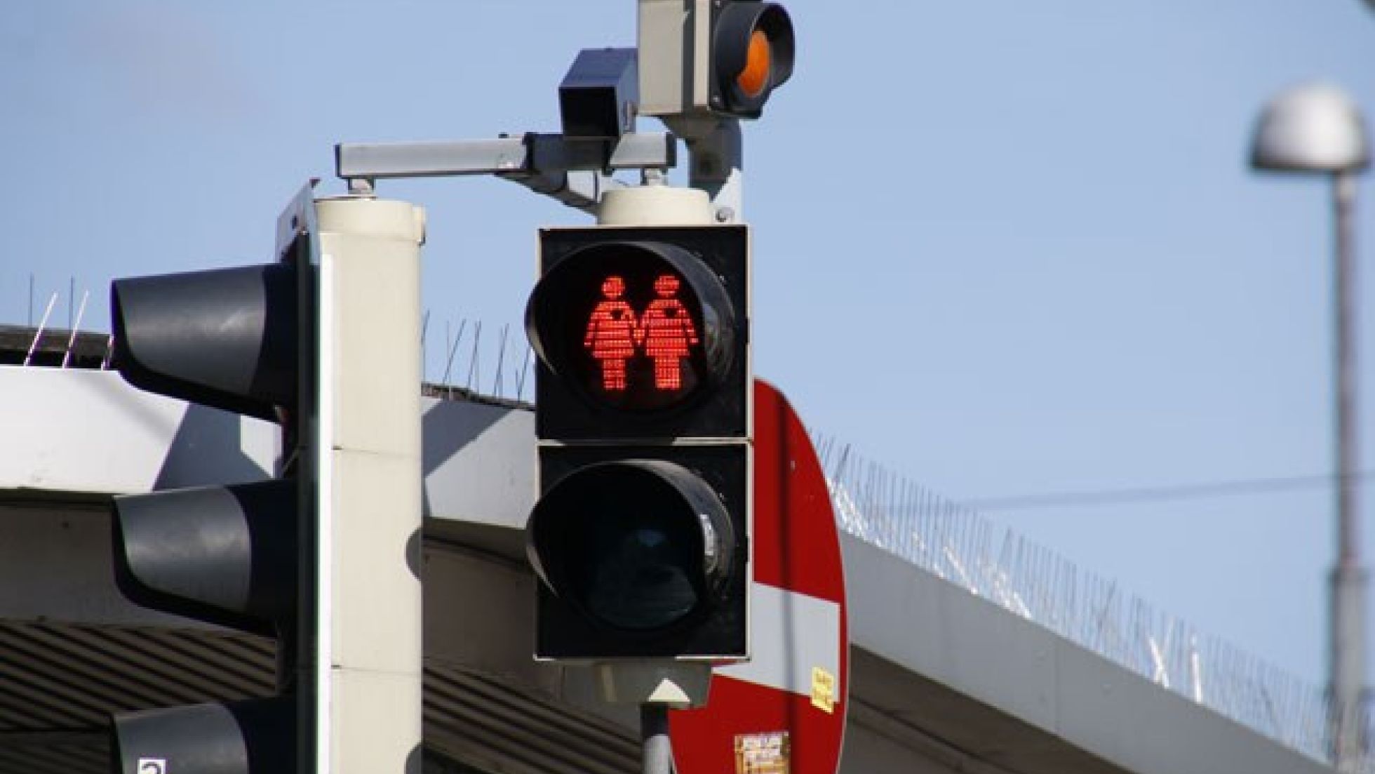 Rote FußgängerInnen-Ampel mit zwei handhaltenden Frauen und Herz als Symbol