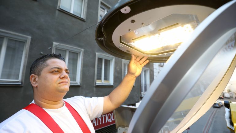 Techniker montiert neue Straßenleuchte